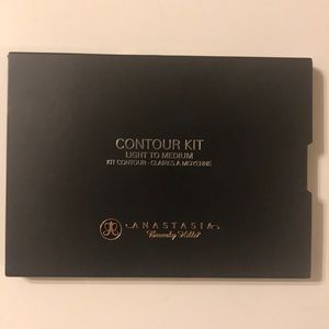Powder Contour Kit light to medium. Never used!